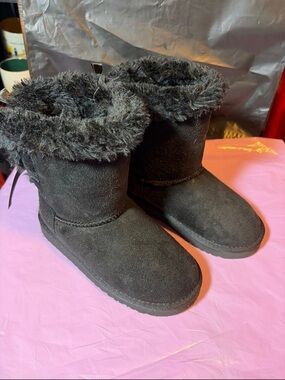 UGG Kids Black Faux-Fur boots